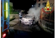 Alfa 156 brucia nella notte incendio subito domato