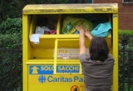 Tasferiti in via Pianodardine i contenitori per la raccolta di abiti usati della Caritas