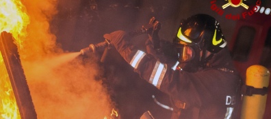 Rapinano gioielleria e sbarrano la strada. Dati alle fiamme un'auto e un cassonetto