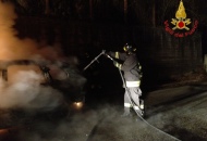 Auto prende fuoco durante la marcia. Spavento per l'uomo al volante e il figlio