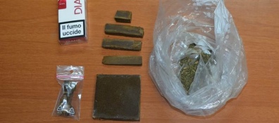 Coltivava marijuana sul balcone e nascondeva hashish in casa