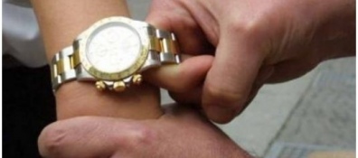 Svaligiano istituto di credito: uno scappa l'altro resta per rubare Rolex a cassiere