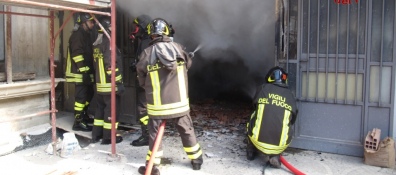 Garage e cantina avvolti dalle fiamme. Tratti in salvo gli abitanti della casa