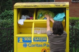 Tasferiti in via Pianodardine i contenitori per la raccolta degli abiti usati della Caritas