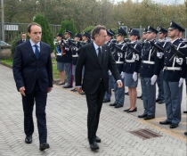 Agenti della Polizia schierati per saluto